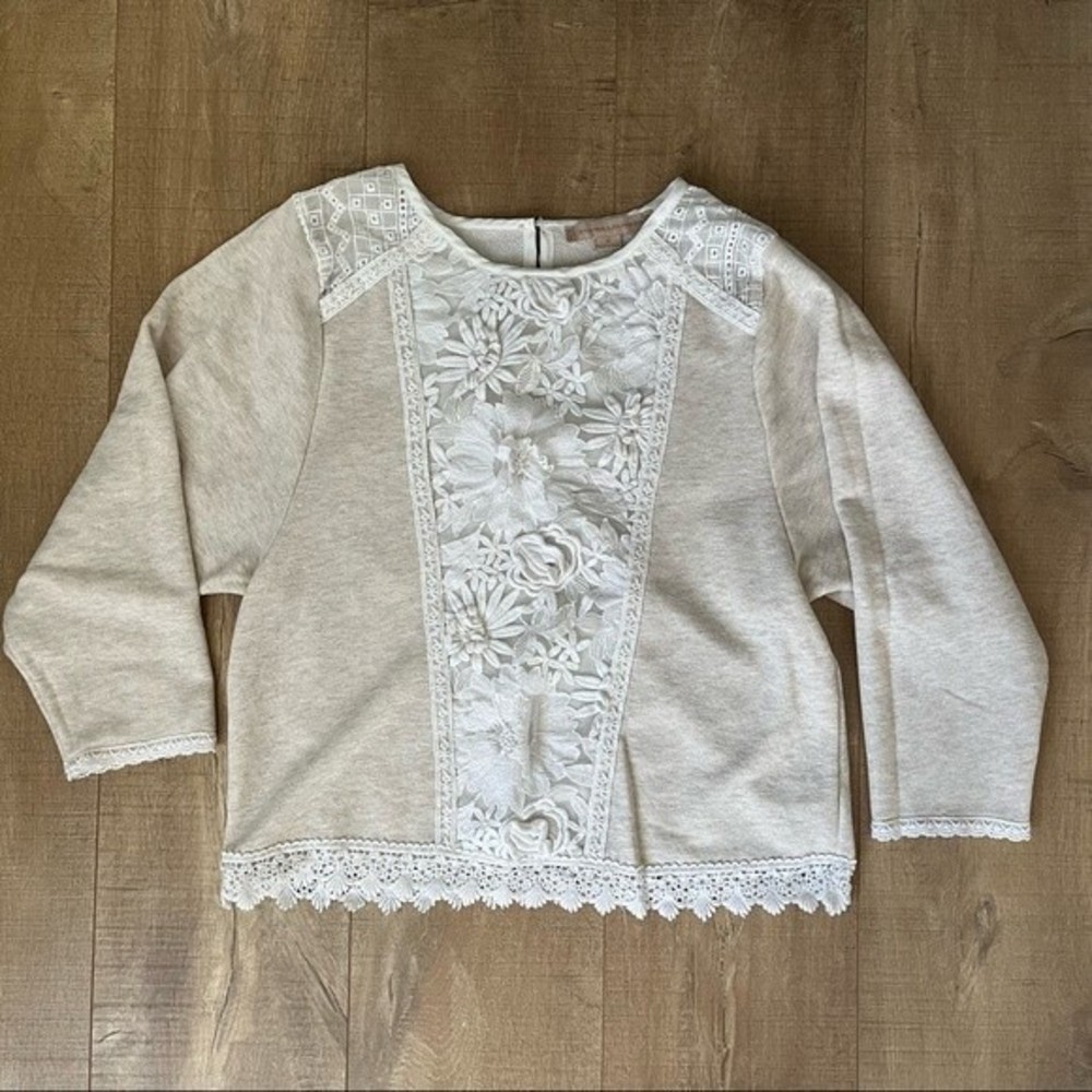 Champagne and strawberry sweater with three quarter sleeves in beige/white